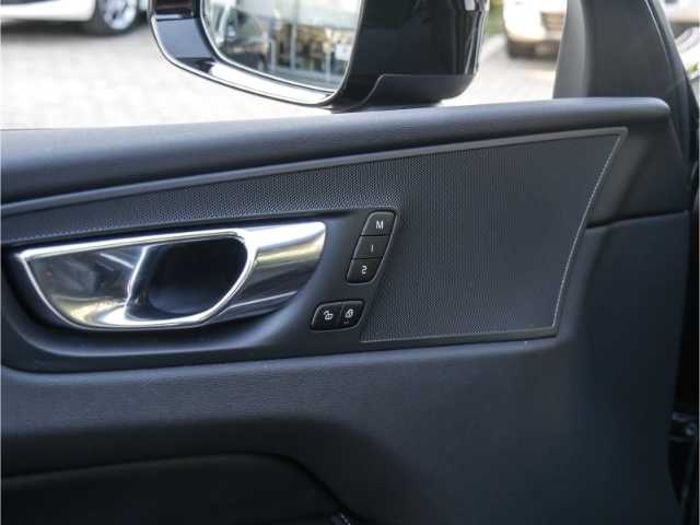 Volvo  R-Design B5 Benzin Panor. Glasdach 360 Gr. Kamera ParkPilot Navi ACC Kurvenl. e-S