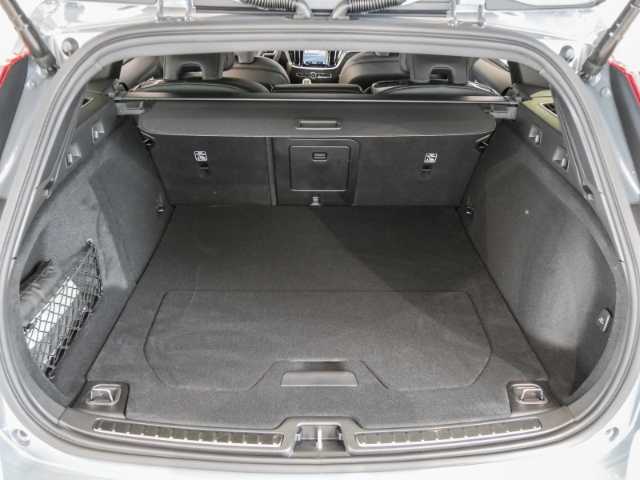 Volvo  Plus Dark B4 Diesel e-Sitze ACC Rückfahrkam. Fernlichtass. Keyless Kurvenlicht LE